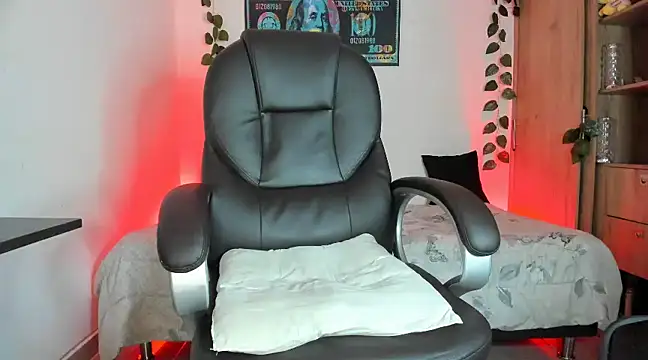 Snapshot of mikee_scooth chatting on 02-26-25, 04:25 mikee scooth online show from 02-26-25, 04:25