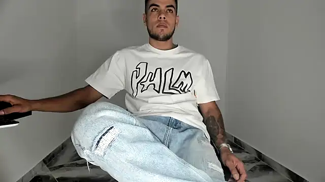 mikee scooth online show from 11-18-25, 04:33