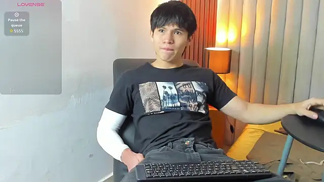 Snapshot of Ryo_kush chatting on 12-21-25, 03:35 Ryo kush online show from 12-21-25, 03:35