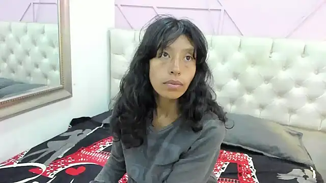 Snapshot of karolinee_66_ chatting on 04-25-26, 04:04 karolinee 66 online show from 04-25-26, 04:04