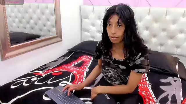 Snapshot of karolinee_66_ chatting on 04-28-26, 04:06 karolinee 66 online show from 04-28-26, 04:06
