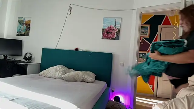 courteous raspberrry online show from 09-25-25, 12:42