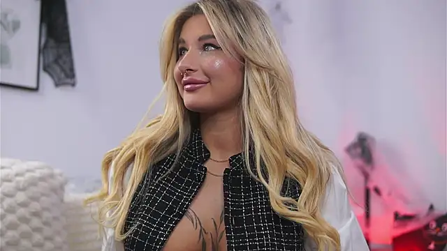 Snapshot of AvaShayy chatting on 10-21-25, 09:37 AvaShayy online show from 10-21-25, 09:37