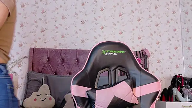 AvrillThomas online show from 11-18-25, 05:39