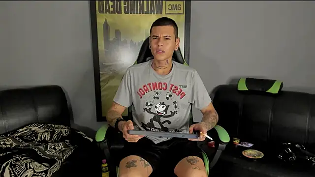 Snapshot of jamesinked_ chatting on 01-04-25, 02:14 jamesinked online show from 01-04-25, 02:14