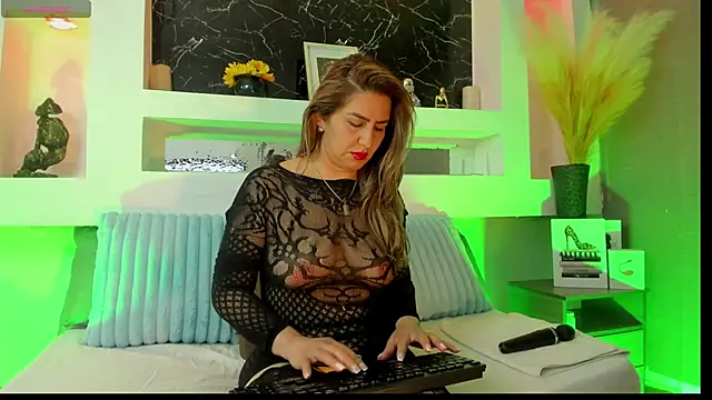 Snapshot of Cinthya_mjs chatting on 01-15-26, 01:37 Cinthya mjs online show from 01-15-26, 01:37