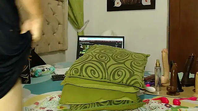 Snapshot of VioletKing4u chatting on 10-13-25, 03:17 VioletKing4u online show from 10-13-25, 03:17