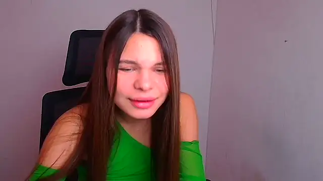 Snapshot of Hanna_Way chatting on 12-11-24, 12:34 Hanna Way online show from 12-11-24, 12:34