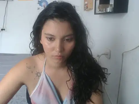 Snapshot of HannaKlein chatting on 11-18-25, 06:01 HannaKlein online show from 11-18-25, 06:01