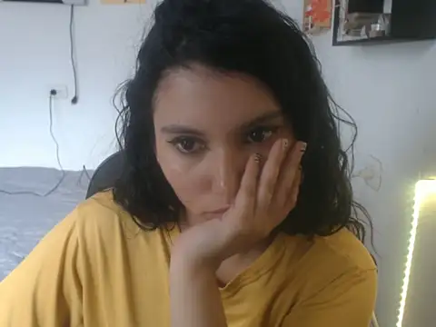 Snapshot of HannaKlein chatting on 11-20-25, 06:18 HannaKlein online show from 11-20-25, 06:18