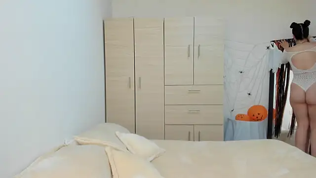 Elle Lee  online show from 10-16-25, 02:29