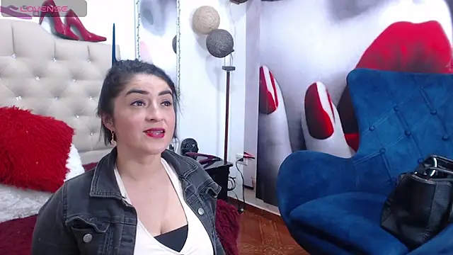 Snapshot of karenlennox1 chatting on 02-07-25, 12:53 karenlennox1 online show from 02-07-25, 12:53