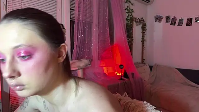 Snapshot of Jenny_darling_love chatting on 06-22-26, 08:17 Jenny darling love online show from 06-22-26, 08:17