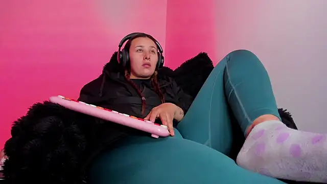 Snapshot of bonnie_moon_ chatting on 01-17-26, 10:57 bonnie moon online show from 01-17-26, 10:57