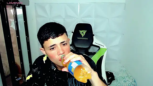 Snapshot of bby_santi chatting on 12-04-24, 01:20 bby santi online show from 12-04-24, 01:20