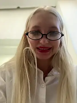 Snapshot of Milkyy_wway chatting on 12-29-24, 11:18 Milkyy wway online show from 12-29-24, 11:18