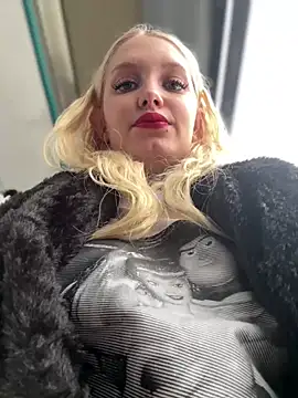 Snapshot of Milkyy_wway chatting on 01-22-25, 10:40 Milkyy wway online show from 01-22-25, 10:40