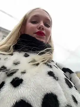 Snapshot of Milkyy_wway chatting on 01-31-25, 07:29 Milkyy wway online show from 01-31-25, 07:29