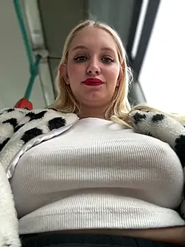 Snapshot of Milkyy_wway chatting on 01-31-25, 10:31 Milkyy wway online show from 01-31-25, 10:31