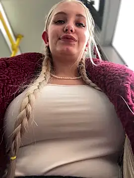 Snapshot of Milkyy_wway chatting on 02-22-25, 11:02 Milkyy wway online show from 02-22-25, 11:02
