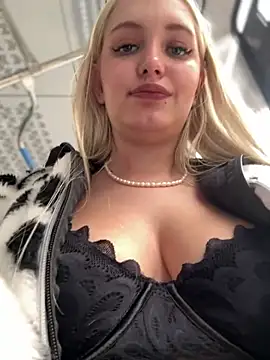 Snapshot of Milkyy_wway chatting on 03-03-25, 10:38 Milkyy wway online show from 03-03-25, 10:38