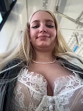 Snapshot of Milkyy_wway chatting on 03-19-25, 10:55 Milkyy wway online show from 03-19-25, 10:55