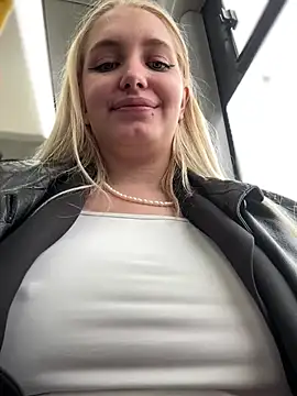 Snapshot of Milkyy_wway chatting on 03-20-25, 11:27 Milkyy wway online show from 03-20-25, 11:27