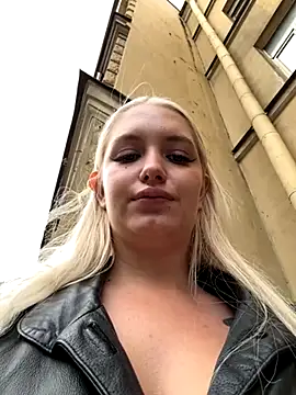 Snapshot of Milkyy_wway chatting on 09-15-25, 07:19 Milkyy wway online show from 09-15-25, 07:19