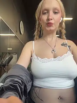 Snapshot of Milkyy_wway chatting on 04-27-26, 06:22 Milkyy wway online show from 04-27-26, 06:22