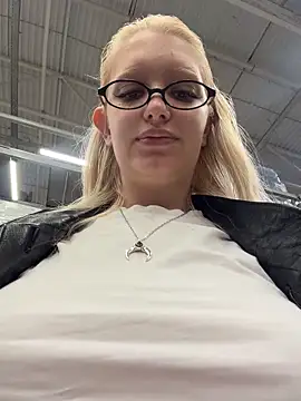 Snapshot of Milkyy_wway chatting on 05-22-26, 03:24 Milkyy wway online show from 05-22-26, 03:24