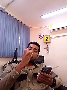 Snapshot of EnriquePersian197 chatting on 02-06-25, 06:24 EnriquePersian197 online show from 02-06-25, 06:24