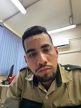 Snapshot of EnriquePersian197 chatting on 03-08-25, 03:28 EnriquePersian197 online show from 03-08-25, 03:28