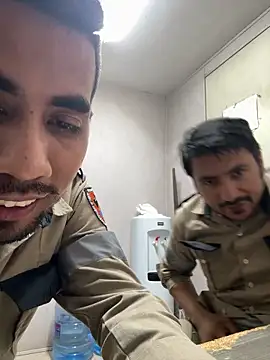 Snapshot of EnriquePersian197 chatting on 03-12-25, 05:35 EnriquePersian197 online show from 03-12-25, 05:35