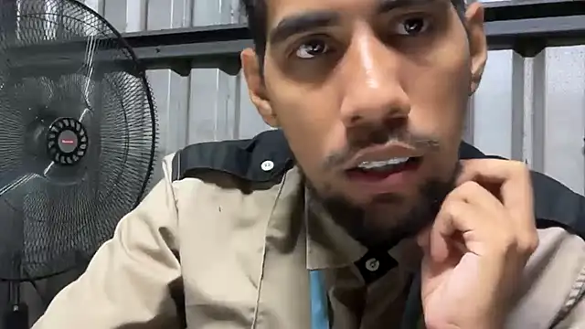 Snapshot of EnriquePersian197 chatting on 06-14-26, 03:30 EnriquePersian197 online show from 06-14-26, 03:30