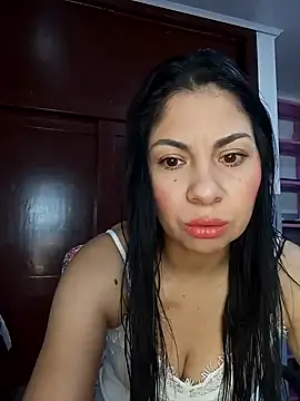 Snapshot of saralunabella chatting on 01-08-25, 04:44 saralunabella online show from 01-08-25, 04:44