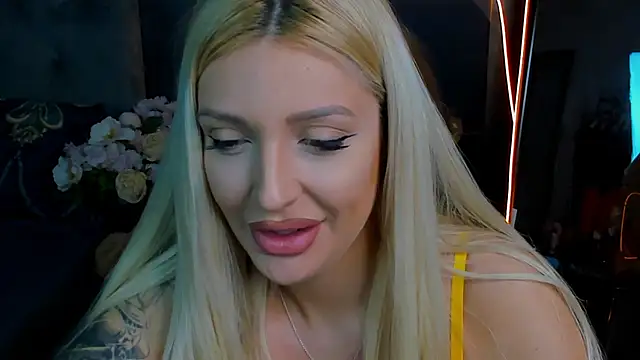 Snapshot of glossy_blondegirl chatting on 10-08-25, 01:20 glossy blondegirl online show from 10-08-25, 01:20