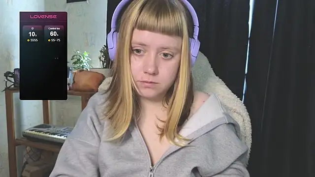 Snapshot of June_shy0 chatting on 09-26-25, 07:23 June shy0 online show from 09-26-25, 07:23