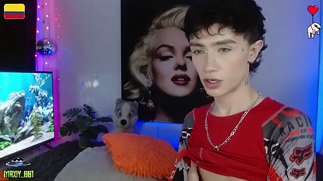 Snapshot of maxiy_001 chatting on 08-04-26, 01:42 maxiy 001 online show from 08-04-26, 01:42