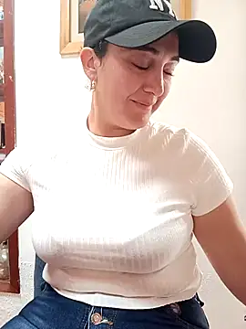 Snapshot of skayhot_ chatting on 02-18-25, 04:16 skayhot online show from 02-18-25, 04:16
