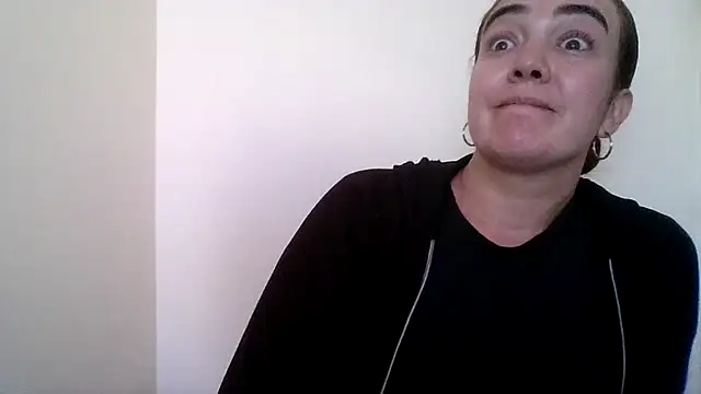 Snapshot of skayhot_ chatting on 05-20-26, 01:39 skayhot online show from 05-20-26, 01:39