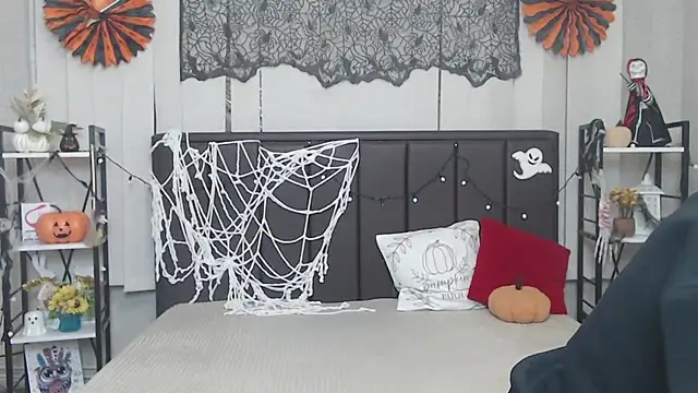 LauraHlot online show from 10-28-25, 06:10