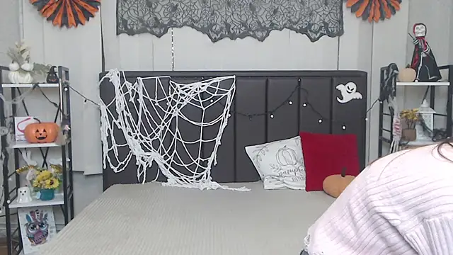 LauraHlot online show from 11-01-25, 06:48