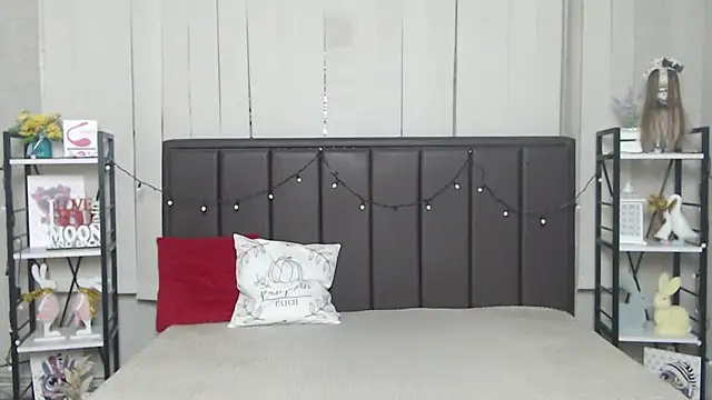 LauraHlot online show from 11-22-25, 06:51