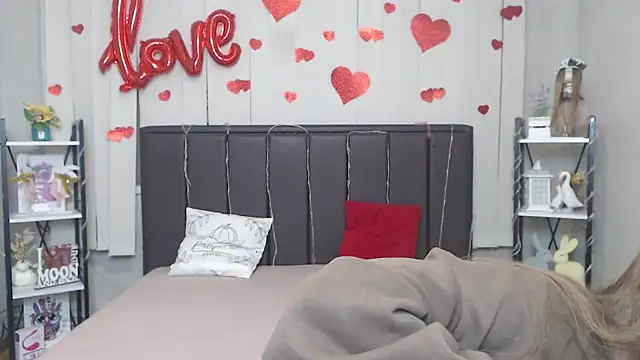 LauraHlot online show from 03-04-26, 06:19