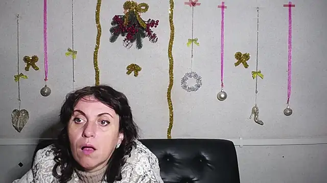 Snapshot of LuciaMii chatting on 12-26-24, 06:01 LuciaMii online show from 12-26-24, 06:01