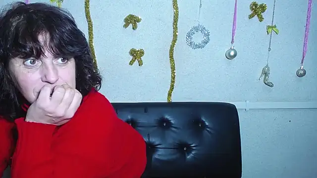 Snapshot of LuciaMii chatting on 12-28-24, 12:15 LuciaMii online show from 12-28-24, 12:15