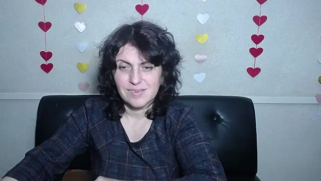 Snapshot of LuciaMii chatting on 02-05-25, 09:04 LuciaMii online show from 02-05-25, 09:04