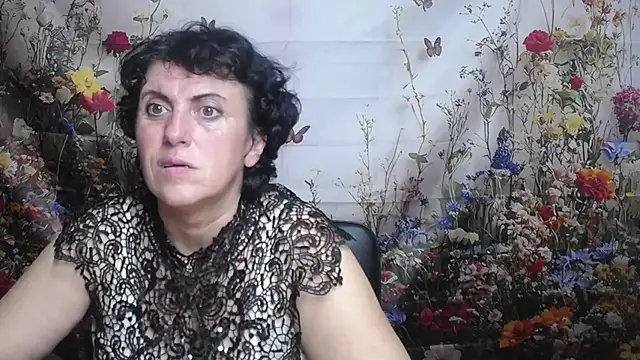 Snapshot of LuciaMii chatting on 09-17-25, 05:03 LuciaMii online show from 09-17-25, 05:03