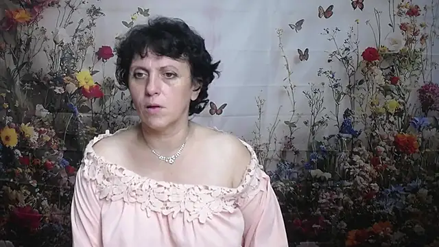 Snapshot of LuciaMii chatting on 09-19-25, 05:13 LuciaMii online show from 09-19-25, 05:13