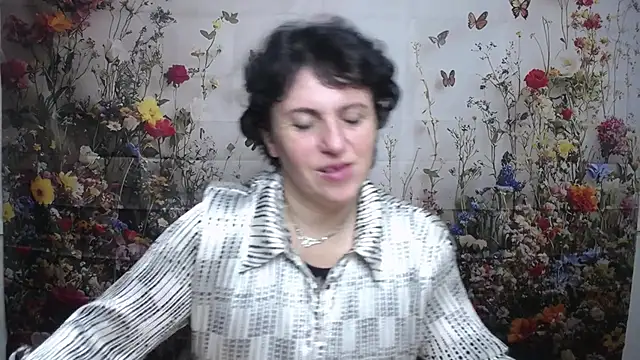 Snapshot of LuciaMii chatting on 09-22-25, 05:09 LuciaMii online show from 09-22-25, 05:09